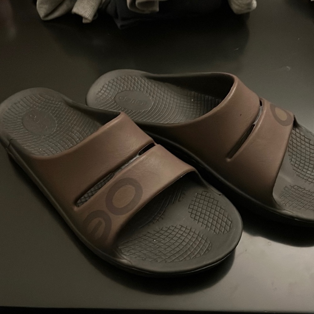 Oofos SZ 11 sandals